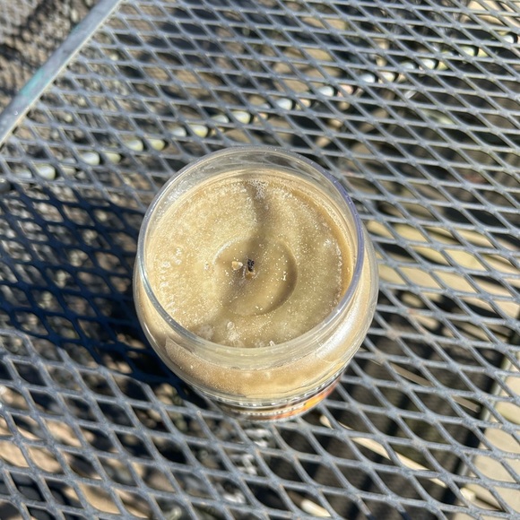 Yankee Candle 22 Oz Fireside scent (like new) - Picture 3 of 3